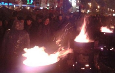 Митингующие на Европейской площади в Киеве греются у самодельных костров