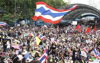 В Таиланде тысячи демонстрантов вышли на  мирный штурм  министерств