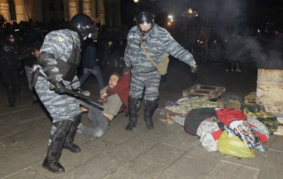 Реакція влади на розгін Євромайдану: обіцянки розслідувати і обурення - BBC