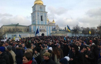 Участники Евромайдана организованной колонной направились в парк Шевченко, Владимирская улица перекрыта