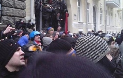 Протестующие в Киеве блокируют здание Кабмина