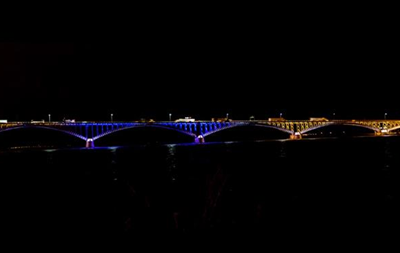 Мост между США и Канадой засветился цветами украинского флага в знак поддержки Евромайдана