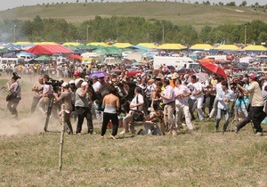 Во время скачек в Крыму лошадь врезалась в толпу людей