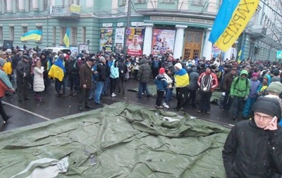 Участники Евромайдана начали установливать армейские палатки у Кабмина