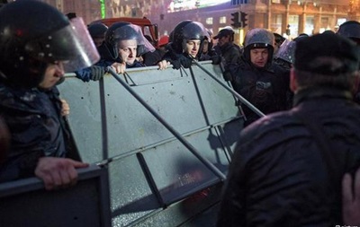 Офис Батькивщины взят штурмом, милиция заняла лагерь митингующих в Киеве - DW