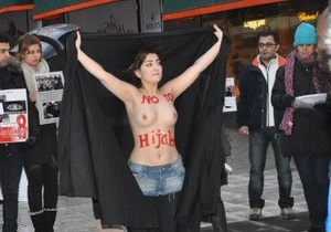 Новости Ирана - новости Стокгольма - Активистки Компартиии Ирана разделись в Стокгольме, протестуя против хиджаба - FEMEN