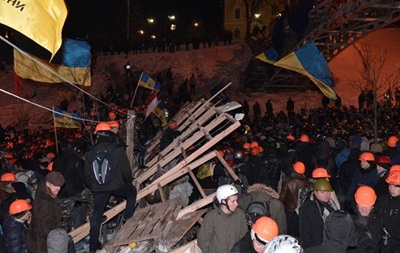 У ніч на четвер у Києві мітингували понад п ять тисяч людей, ситуація залишається спокійною - МВС