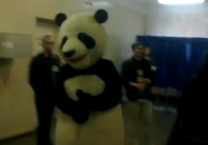 В Киеве один из избирателей проголосовал в костюме панды