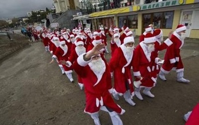 Около тысячи Дедов Морозов прошлись по улицам Ялты 