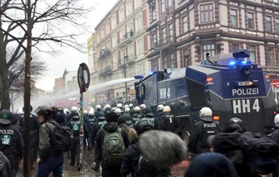 В Гамбурге в результате уличных столкновений ранены десятки людей
