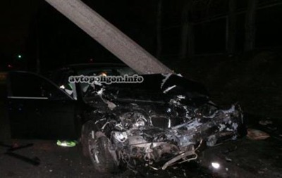 ДТП в Киеве: водитель BMW на большой скорости врезался в Chevrolet и снес столб