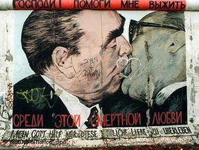 С Берлинской стены стерли граффити с целующимся Брежневым