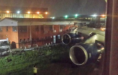 Самолет - столкновение - Йоханнесбург - Самолет с 182 пассажирами протаранил здание в аэропорту Йоханнесбурга