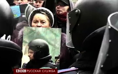 Милиция на Евромайдане увидела себя в зеркалах - BBC