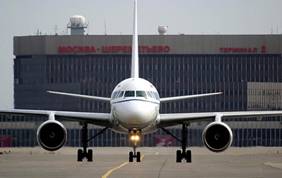 У російських аеропортах заборонили проносити рідини на борт літака