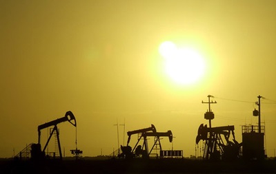 Нефть корректируется вверх на статистике от Минэнерго США