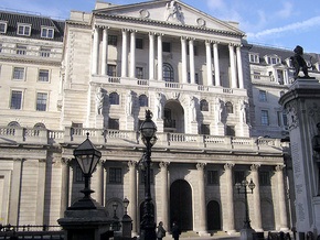 Банк Англии нанимает сотрудников и увеличивает бонусы
