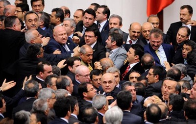 Турецькі депутати побилися через закон про суддів