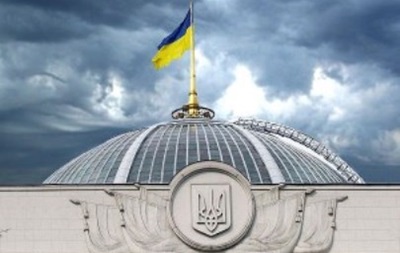 Депутаты оппозиции заблокировали трибуну и президиум Рады