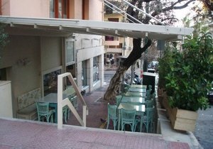 В центре Афин бросили бомбу в известный ресторан