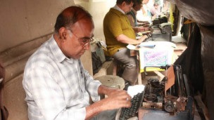 Індійські вуличні друкарі наближаються до останньої крапки