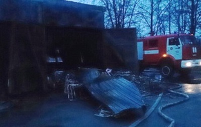 Спасатели более часа тушили пожар на складе в Киеве