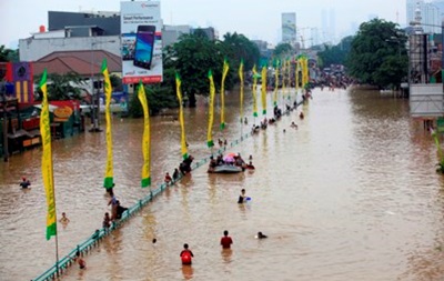 До 25 человек выросло количество жертв наводнений в Индонезии