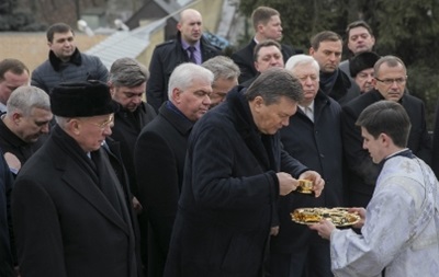 Янукович присутствовал на чине Великого освящения воды и снял ограничения на территории Лавры