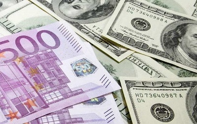 На открытии Московской валютной биржи евро вырос 
