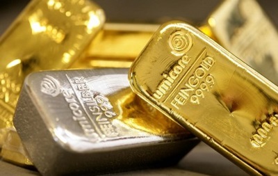 На товарной бирже Нью-Йорка золото и серебро дешевеет, а платина дорожает