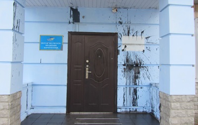 У регіонах України активісти влаштовують масові атаки на офіси Партії регіонів