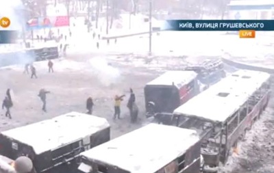 Беркут прорвав барикаду протестувальників на Грушевського