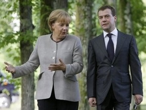 Меркель призывает Медведева расследовать последние убийства правозащитников в России