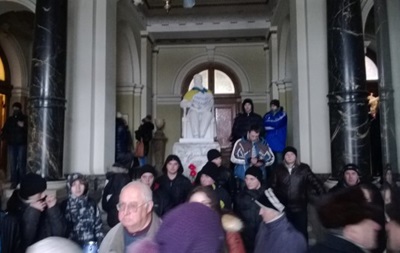 Захват Львовской ОГА. Сотрудников не пускают в здание, открыто уголовное производство