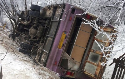 В Івано-Франківській області перекинувся автобус, постраждали п ятеро людей