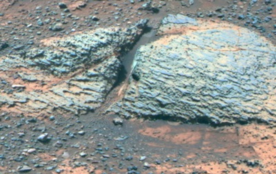 На Марсе обнаружены следы пригодных для жизни водоемов 
