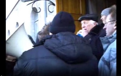 У Чернігові протестувальники штурмують будівлю облдержадміністрації