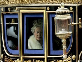 На 8 марта Елизавете II подарили карету в алмазах и сапфирах