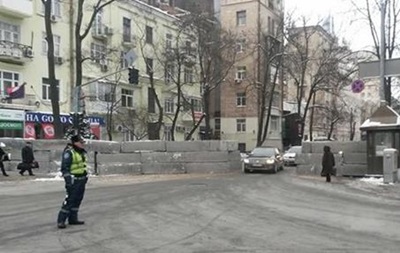 В центре Киева разбирают установленную ночью бетонную баррикаду