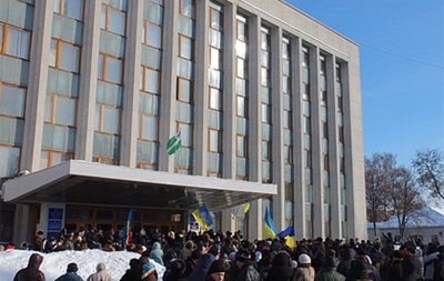 В Чернигове митингующие согласились покинуть облсовет