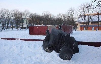 У Київській області вночі невідомі повалили на землю пам ятник Леніну