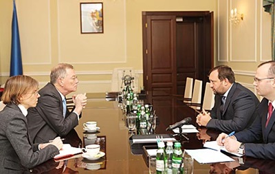 Арбузов обговорив варіанти виходу з ситуації в Україні зі спецпредставником ООН