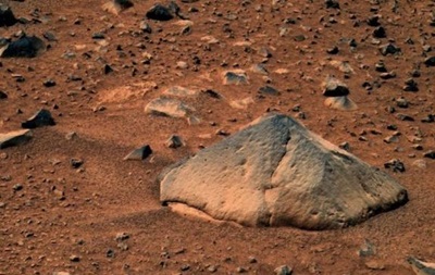 Американец подал в суд на NASA из-за загадочного камня на Марсе