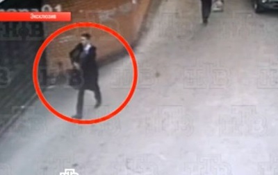 Опубліковано відео, як московський десятикласник, що влаштував стрілянину, проніс у школу зброю