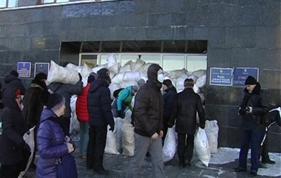В Кировограде расчистили от баррикад здание ОГА