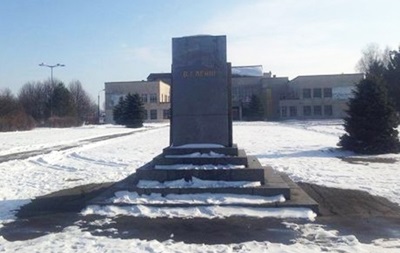 У Хмельницькій області зруйнували пам ятник Леніну