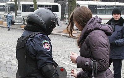 Дівчата вручили валентинки бійцям, які охороняють вулицю Грушевського