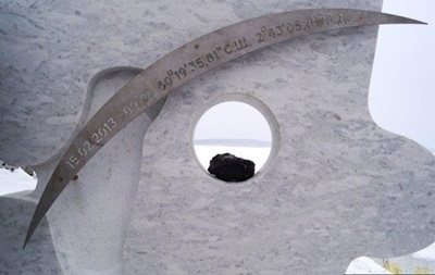 У річницю падіння метеорита в Челябінську відкрили стелу на його честь