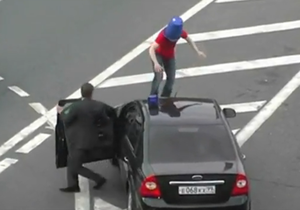 В России задержали мужчину, пробежавшего по машине с мигалкой