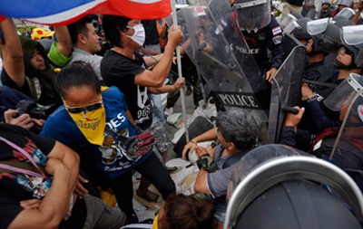 У Бангкоку в зіткненнях біля Будинку уряду поранені троє поліцейських